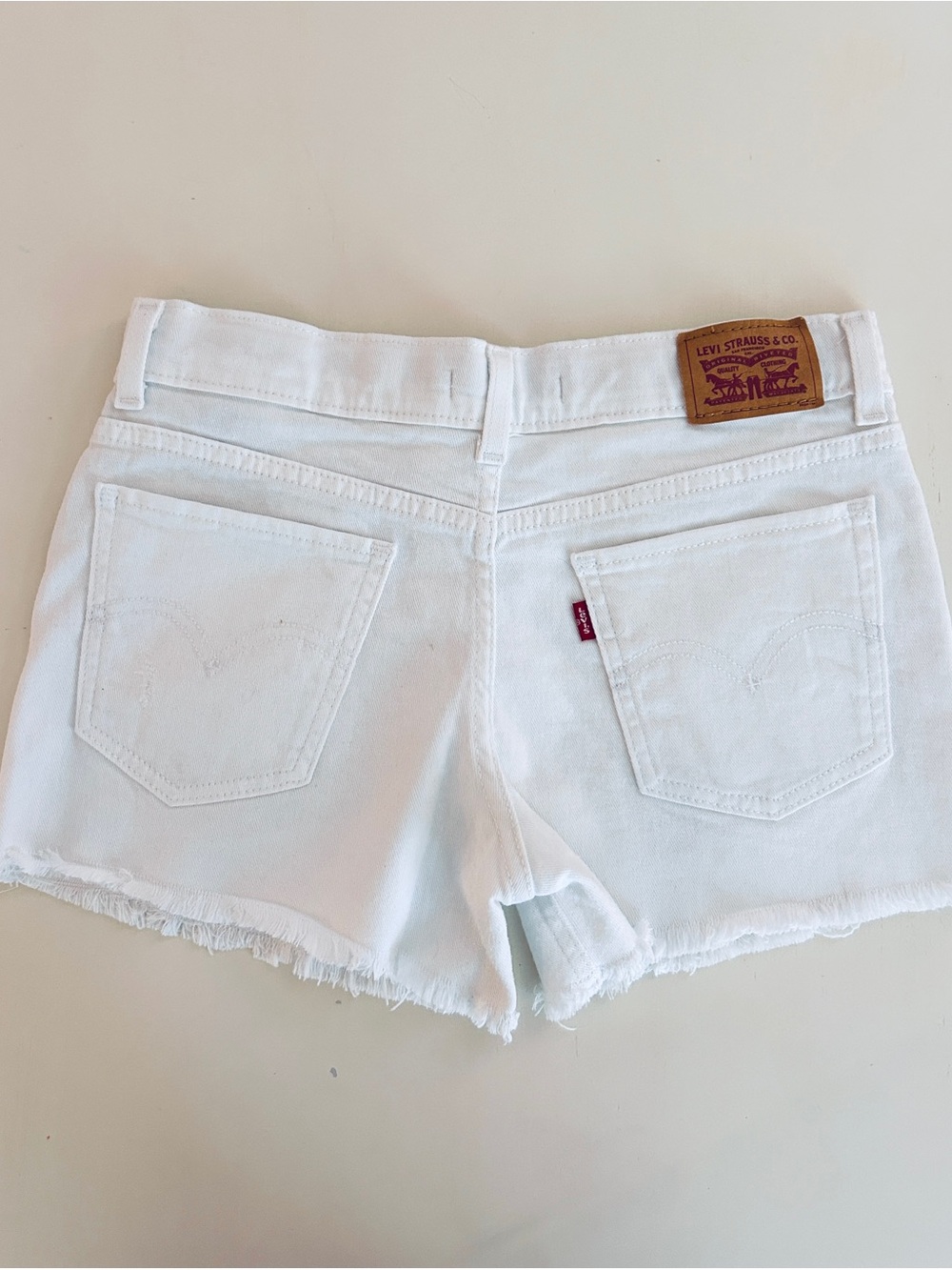Levi’s White Distressed Denim Shorts | Frayed Hem | Size 29/Girls 16 NWOT - Picture 3 of 7